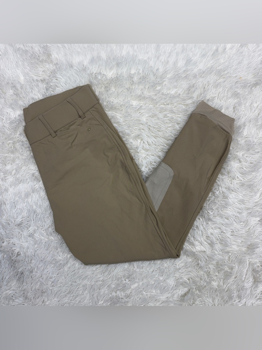 Women’s Size 34L Tan Ariat Knee Patch Horseback Riding Breeches. Good Condition.